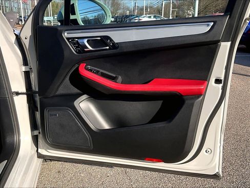 Used 2021 Porsche Macan Turbo image 12