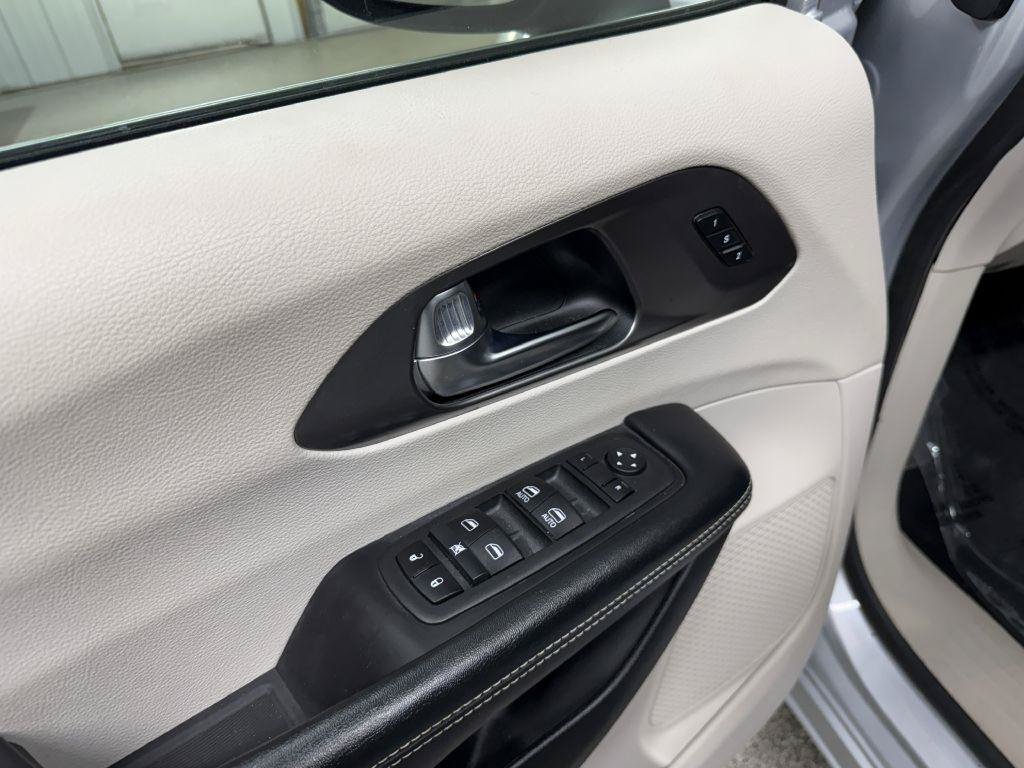 Used 2023 Chrysler Pacifica Touring-L FWD image 25