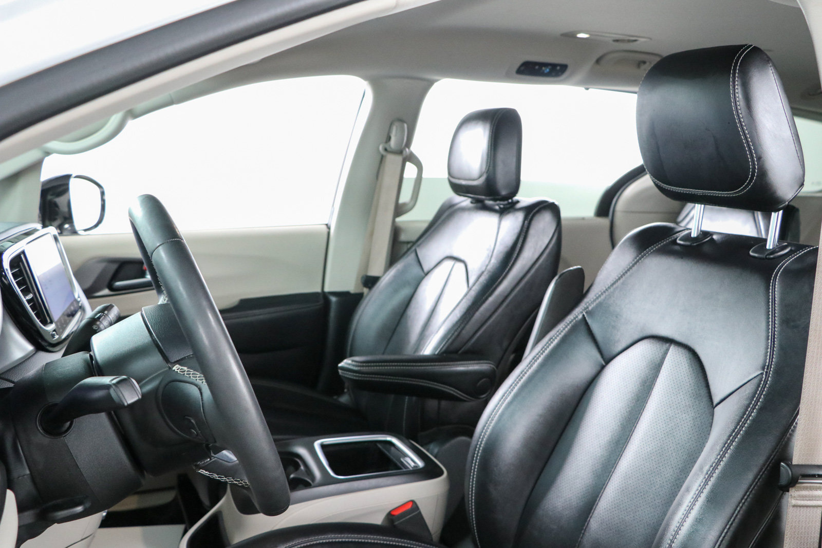 Used 2024 Chrysler Pacifica Touring-L FWD image 22