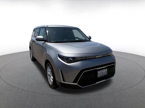 Used 2025 Kia Soul LX w/ LX Technology Package FWD image 3