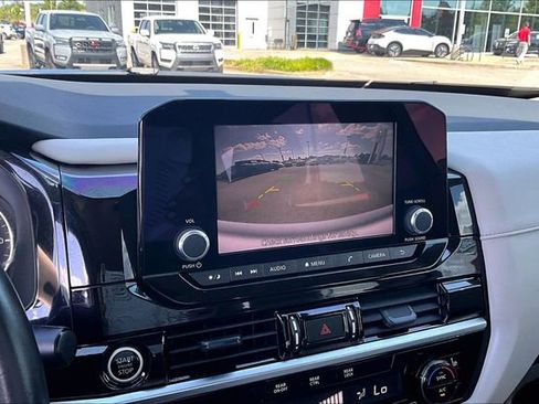 Used 2022 Nissan Pathfinder SV FWD image 13