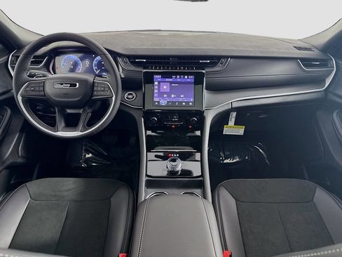 New 2025 Jeep Grand Cherokee Altitude image 28