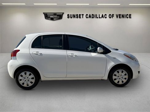 Used 2010 Toyota Yaris 4-Door Hatchback image 2