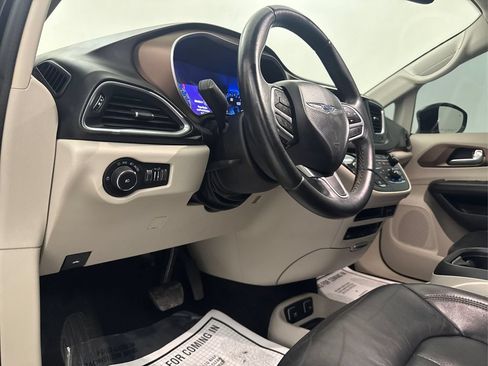 Used 2017 Chrysler Pacifica Touring-L Plus FWD image 28