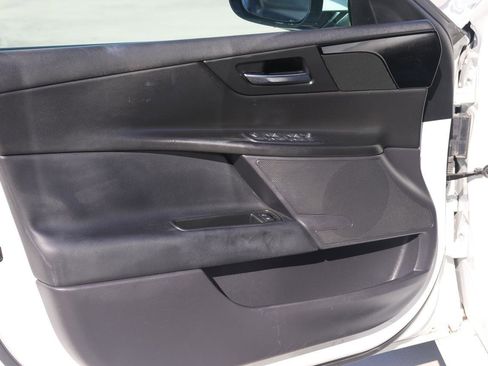 Used 2019 Jaguar XE Premium image 25