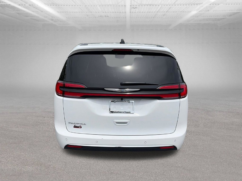 Used 2026 Chrysler Pacifica Select FWD image 5
