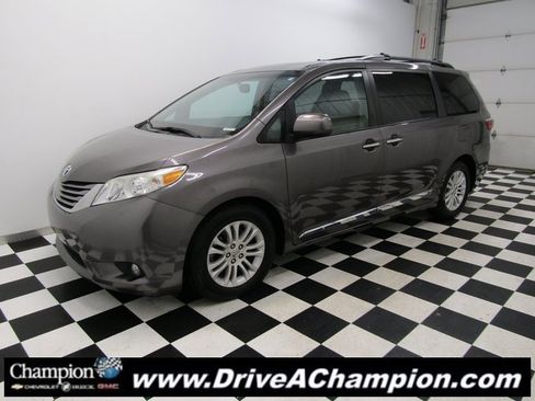 Used 2015 Toyota Sienna L image 10