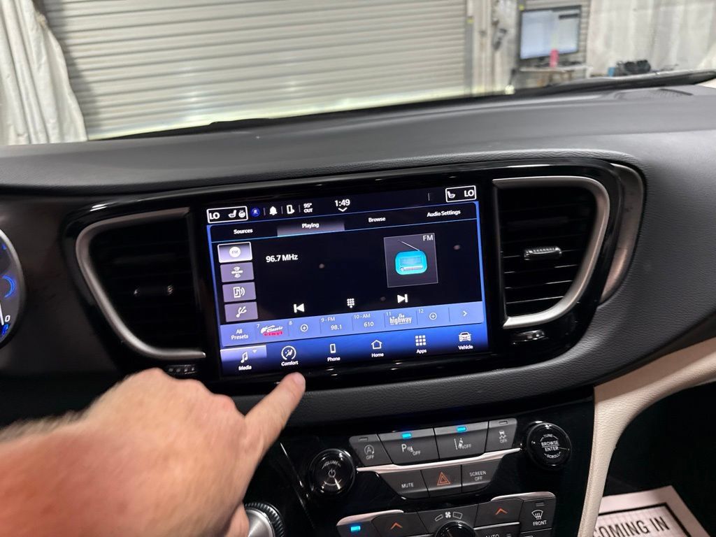 Used 2023 Chrysler Pacifica Touring-L FWD image 30