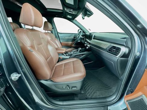 Used 2024 Kia Telluride EX w/ EX Captain's Chair Package image 32