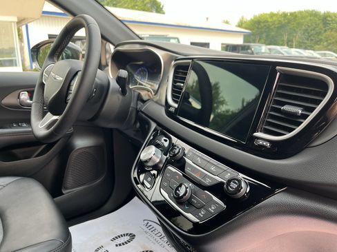 Used 2025 Chrysler Pacifica Select FWD image 16