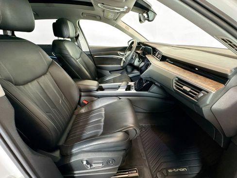 Used 2019 Audi e-tron Prestige w/ Prestige Package image 27
