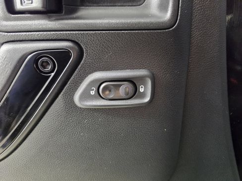 Used 2017 Jeep Wrangler Unlimited Sahara AWD/4WD image 6