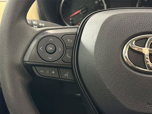 Used 2019 Toyota RAV4 LE FWD image 16