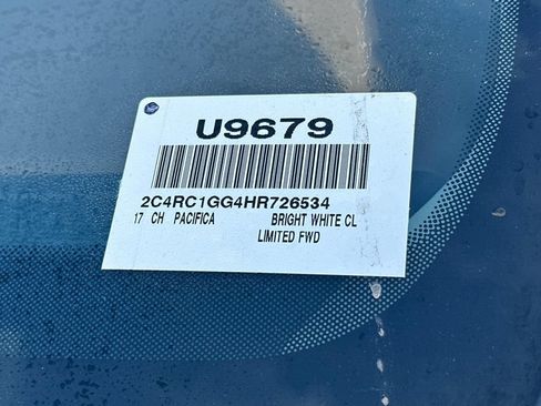 Used 2017 Chrysler Pacifica Limited FWD image 2