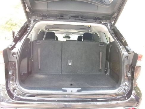 Used 2021 Toyota Highlander XLE AWD/4WD image 6