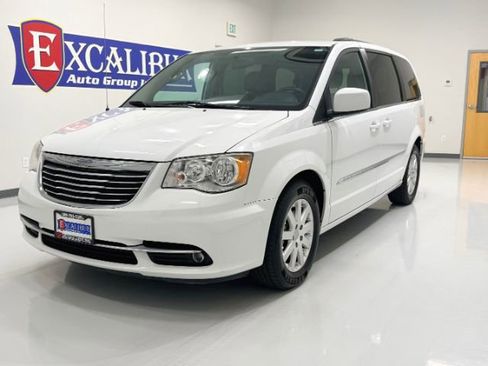 Used 2016 Chrysler Town & Country Touring FWD image 8