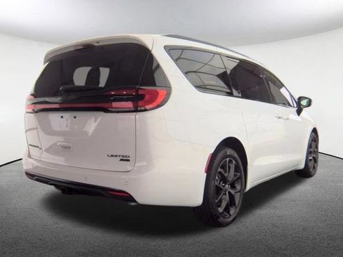 Used 2025 Chrysler Pacifica Limited w/ Trailer Tow Group AWD/4WD image 2