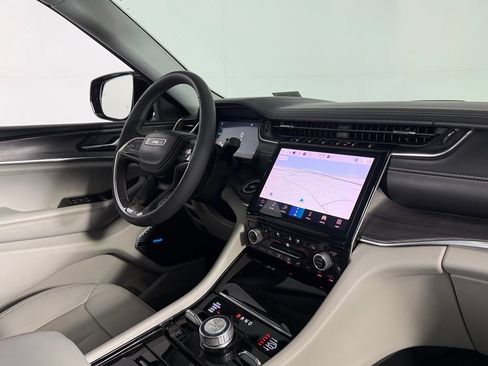 Certified 2022 Jeep Grand Cherokee Overland AWD/4WD image 30