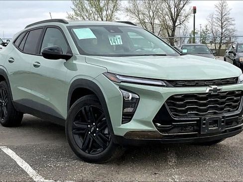 Used 2025 Chevrolet Trax ACTIV w/ Sunroof Package image 2