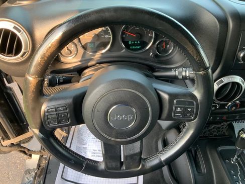 Used 2015 Jeep Wrangler Unlimited Sahara w/ Connectivity Group AWD/4WD image 17