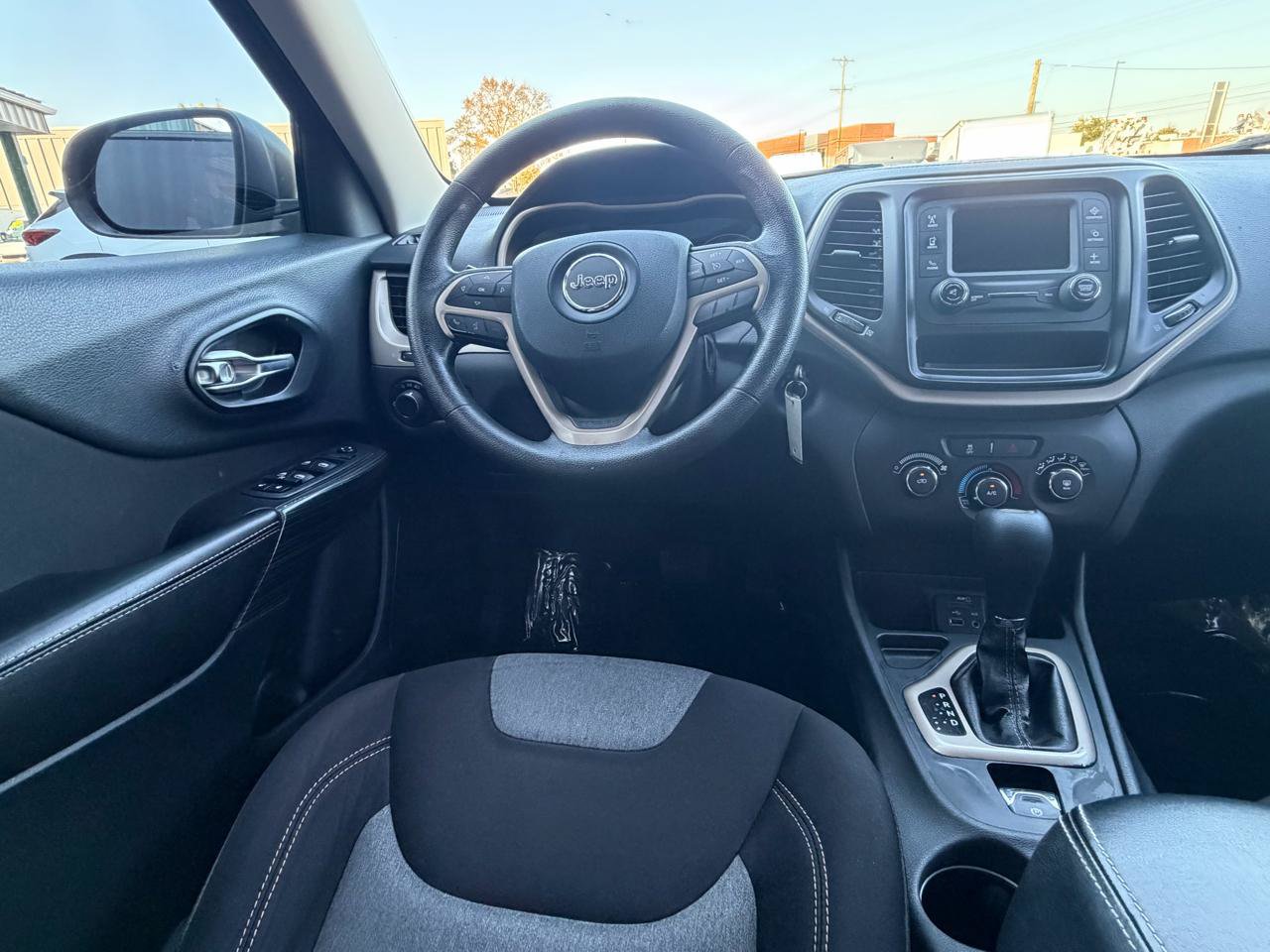 Used 2015 Jeep Cherokee Sport FWD image 14