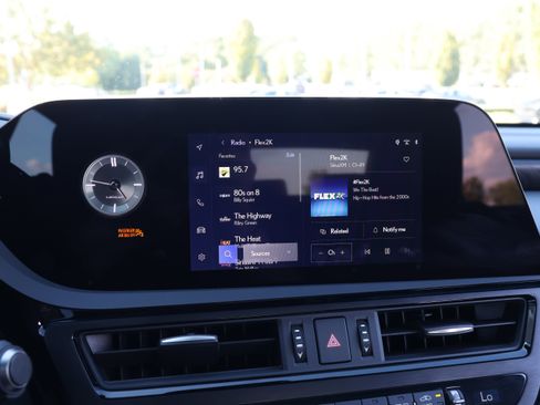 Used 2025 Lexus ES 350 w/ Premium Package image 21