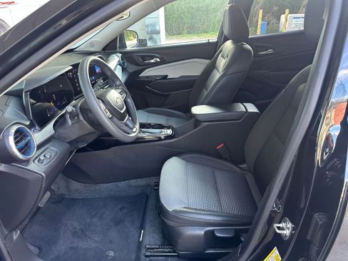 Used 2025 Chevrolet Trax LT image 24