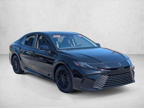 Used 2025 Toyota Camry LE image 3