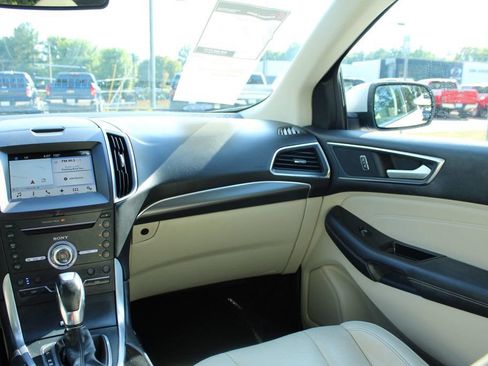 Used 2018 Ford Edge Titanium w/ Equipment Group 301A FWD image 17
