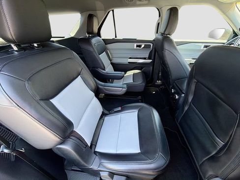 Used 2022 Ford Explorer XLT w/ Equipment Group 202A AWD/4WD image 27
