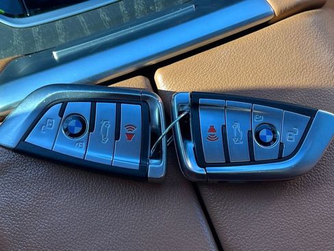 Used 2022 BMW X7 M50i w/ Cold Weather Package image 28