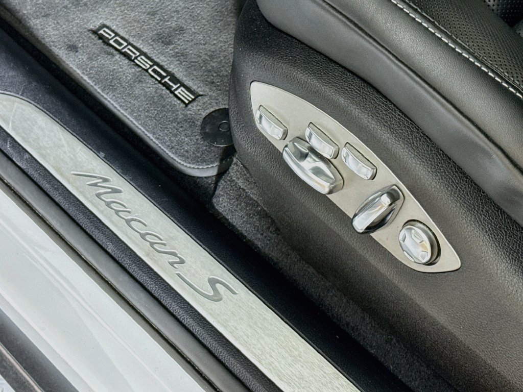 Certified 2023 Porsche Macan S AWD/4WD image 23