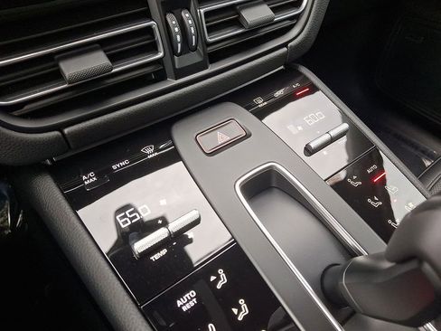 Used 2025 Porsche Macan image 17