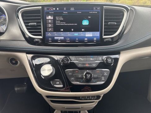 Used 2021 Chrysler Pacifica Touring-L image 20