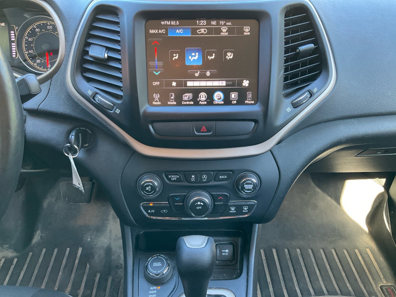 Used 2016 Jeep Cherokee Latitude w/ Cold Weather Group AWD/4WD image 12