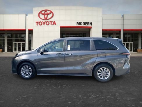 Certified 2025 Toyota Sienna XLE FWD image 7