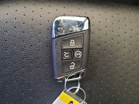 Used 2020 Volkswagen Atlas Cross Sport SE image 32