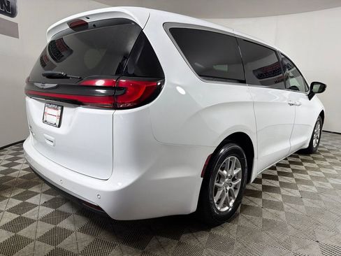 Used 2024 Chrysler Pacifica Touring-L FWD image 3