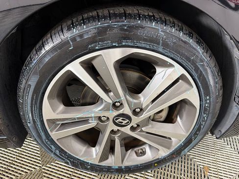 Used 2017 Hyundai Elantra Limited image 12