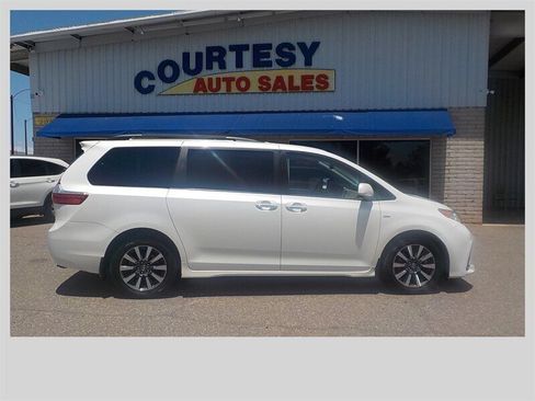 Used 2018 Toyota Sienna XLE Premium AWD/4WD image 11