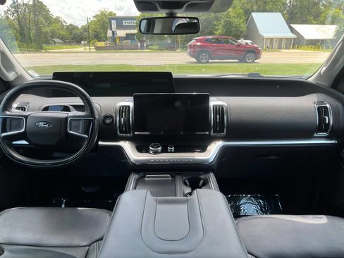 Used 2025 Ford Expedition Max Platinum AWD/4WD image 9