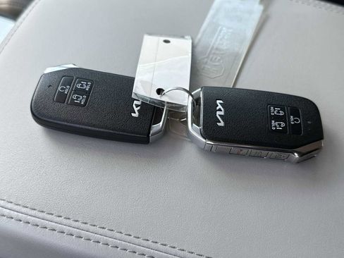 Used 2022 Kia Carnival EX FWD image 26