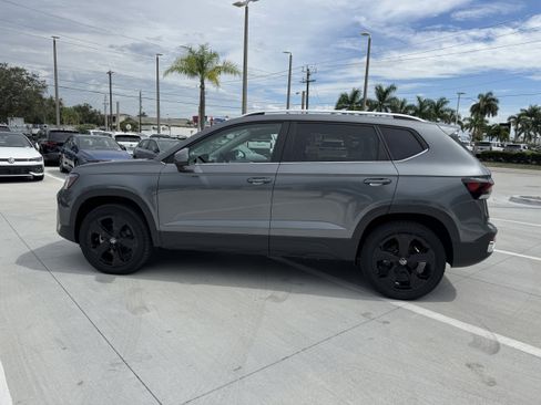New 2025 Volkswagen Taos SEL image 6