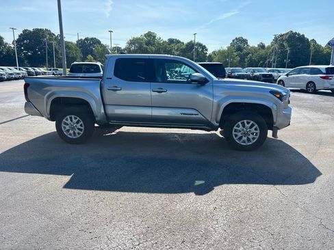 Used 2025 Toyota Tacoma SR5 AWD/4WD image 2