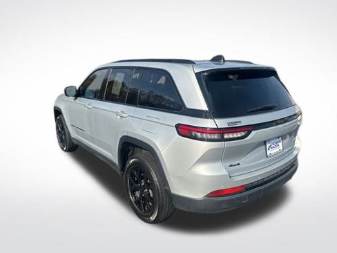 Used 2024 Jeep Grand Cherokee Altitude image 4