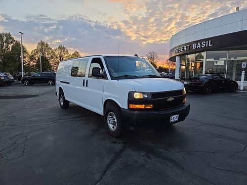 Used 2020 Chevrolet Express 3500 Extended w/ Driver Convenience Package RWD image 7