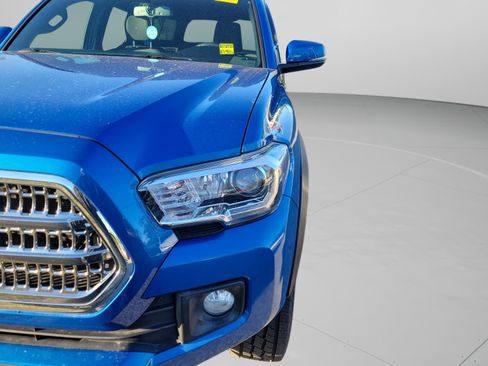 Used 2017 Toyota Tacoma TRD Off-Road w/ Premium & Technology Package image 17