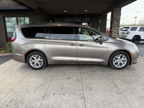 Used 2017 Chrysler Pacifica Touring-L w/ Tire & Wheel Group image 5