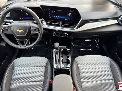 Certified 2025 Chevrolet Trax LT FWD image 14