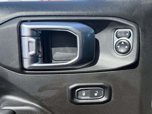 Used 2025 Jeep Wrangler Willys image 17